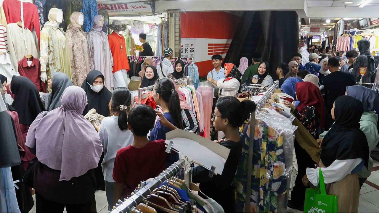 FOTO:   Hampir Sepekan Jelang Lebaran, Warga Memadati Pasar Tanah Abang