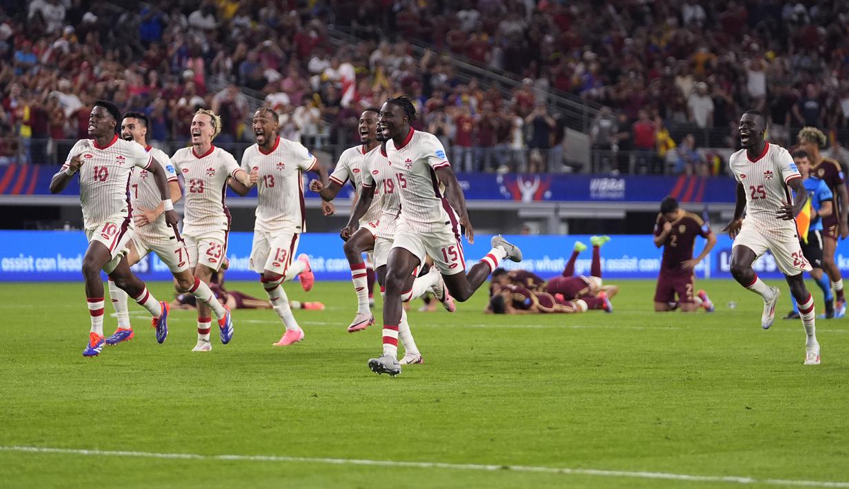 Sejumlah pemain Kanada merayakan kemenangan atas Venezuela pada laga perempat final Copa America 2024 di AT&T Stadium, Arlington, Texas, Sabtu (06/07/2024) WIB. (AP Photo/Tony Gutierrez)