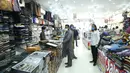 Orang-orang berbelanja di sebuah toko di Rawalpindi, Provinsi Punjab, Pakistan timur (9/5/2020). PM Pakistan Imran Khan mengatakan dalam pidatonya bahwa lockdown akan diperlonggar dalam beberapa fase mulai Sabtu (9/5). (Xinhua/Ahmad Kamal)