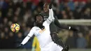 Bek Manchester City, Eliaquim Mangala, berebut bola dengan striker Swansea City, Wilfried Bony, pada laga Premier League di Stadion Liberty, Rabu (13/12/2017). Manchester City menang 4-0 atas Swansea City. (AP/Nick Potts)