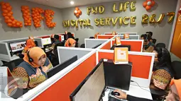 Tim Customer Care FWD Life beraktivitas di kantor FWD Life, Jakarta, Senin (9/5). FWD Life membawa terobosan baru dalam hal pelayanan nasabah dengan meluncurkan FWD 24/7 Digital Service. (Liputan6.com/Immanuel Antonius )