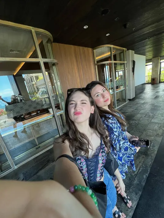 Ketika memiliki waktu luang bersama, tidak jarang Laura Moane dan Nicole kerap jalani liburan bareng. Seperti dalam momen liburan ke Bali yang beberapa bulan lalu keduanya lakukan. Seru-serua bareng saudara di Pulau Dewata, banyak momen seru yang keduanya abadikan. (Liputan6.com/IG/@its_lauramoane2)