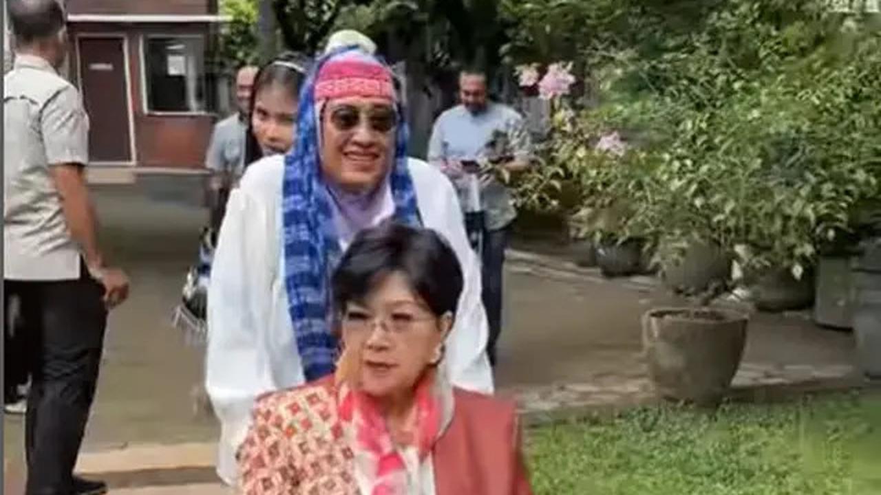 6 Potret Titiek Puspa Penuhi Undangan SBY dan Kumpul Bareng Artis Senior Sebelum Sakit