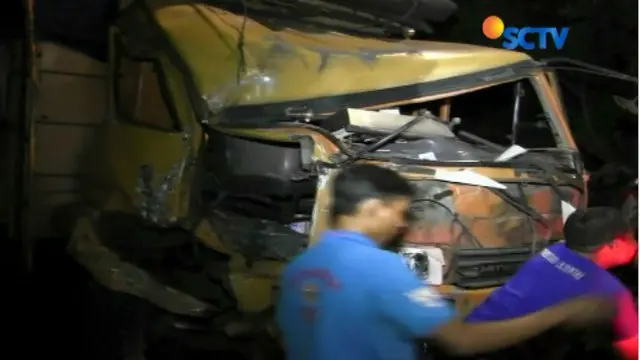 Rem Blong, Truk di Kembangan Tabrak Tiang Penguat Sinyal Telepon