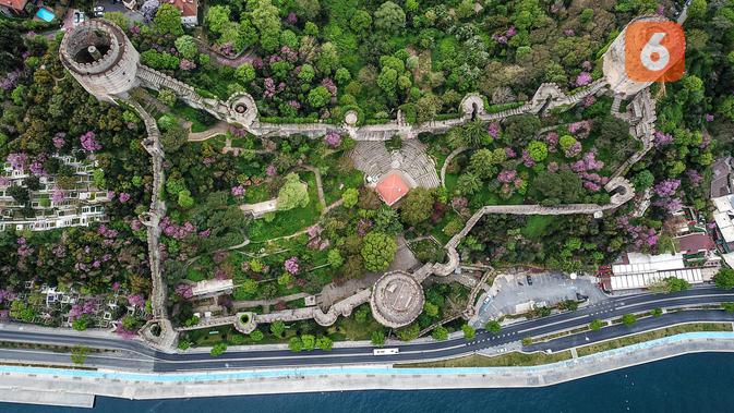 Pandangan udara yang diambil pada 3 Mei 2020, menunjukkan Rumelihisari juga dikenal sebagai Kastil Roumeli Hisar, dekat selat Bosphorus selama penerapan jam malam tiga hari untuk mencegah penyebaran covid-19 di Istanbul. (Photo by Ozan KOSE / AFP)