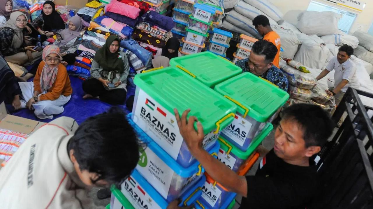 Relawan saat sibuk melakukan pengemasan  bahan makanan dan kebutuhan lainnya yang akan dikirim ke Palestina di Kantor Baznas RI, Jakarta, Kamis (02/11/2023).