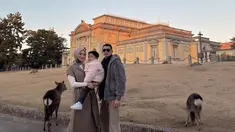 Liburan di Kota Nara, Jepang, Citra Kirana dan Rezky Adhitnya mengajak buah hatinya untuk bermain bersama rusa yang bebas berkeliaran. Dalam momen ini buah hatinya pun sangat senang dan tidak takut saat berdekatan dengan rusa-rusa yang berkeliaran tersebut. (Liputan6.com/IG/@citraciki)