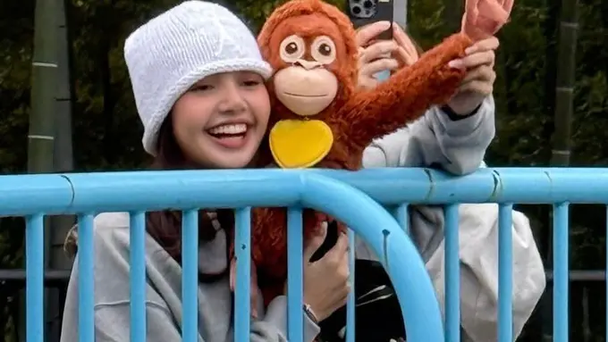 Gaya Santai Lisa BLACKPINK Curi Perhatian Saat Mengunjungi Baby Punch Sambil Membawa Boneka