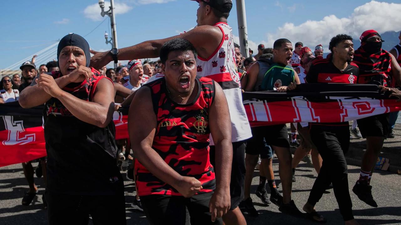 FOTO: Bentrokan Polisi dan Suporter Warnai Keberangkatan Flamengo