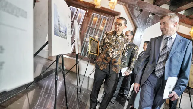 Duta Besar Rusia, Sergei Tolchenov, bersama para tamu undangan melihat pameran yang menampilkan sejarah maritim Rusia dan Indonesia. (Dok.Museum Bahari Jakarta)