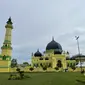 Masjid Azizi terletak di Jalan Masjid, Tanjung Pura, Kabupaten Langkat, dan merupakan satu-satunya bangunan peninggalan Kesultanan Langkat (Reza Efendi/Liputan6.com)