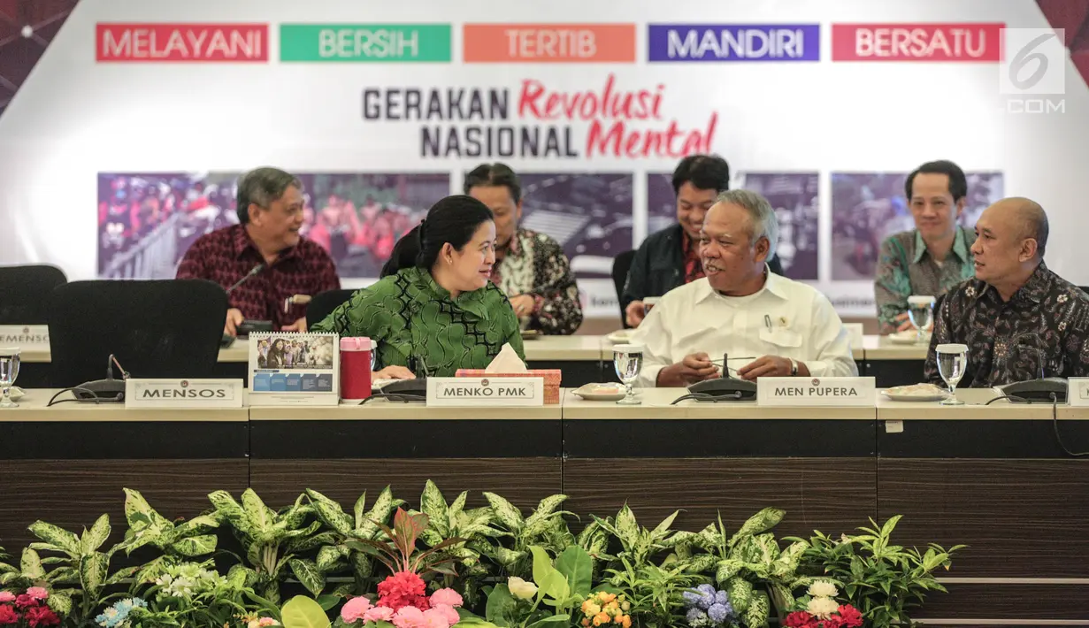 Menko PMK, Puan Maharani (kiri) berbincang dengan Menteri PUPR, Basuki Hadimuljono (tengah) sebelum menggelar rapat di Kementerian Koordinator Bidang Pembangunan Manusia dan Kebudayaan, Jakarta, Kamis (28/9). (Liputan6.com/Faizal Fanani)