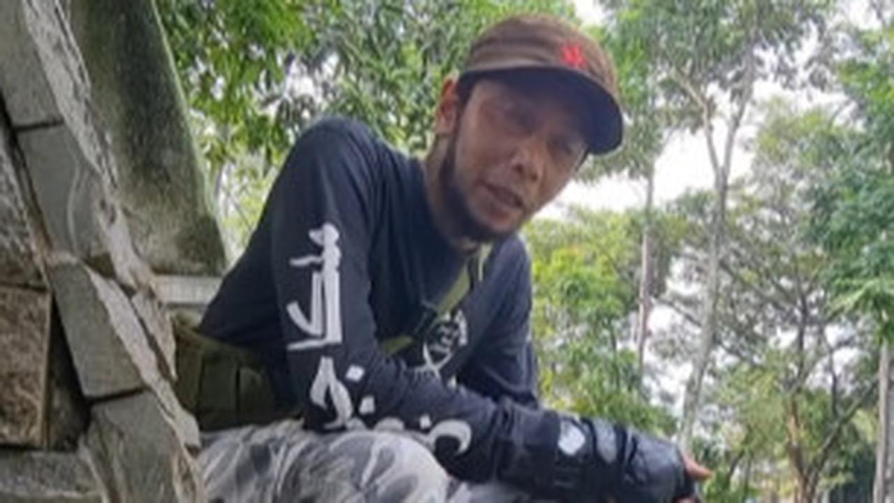 Salut, Pria Berjenggot Ini Salurkan Donasi Kepada Orang-orang Tidak Mampu di Jakarta Sambil Hujan-hujanan