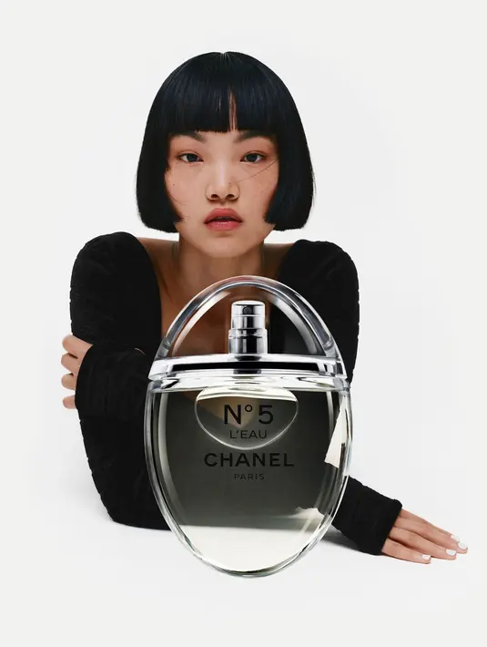 Untuk pertama kalinya, Chanel N°5 L’EAU meninggalkan botol legendarisnya.  Desain terbaru dari botol Chanel N°5 L’EAU hadir dengan bentuk dan struktur yang bulat dan halus, menyerupai tetesan air. [Dok/Chanel].