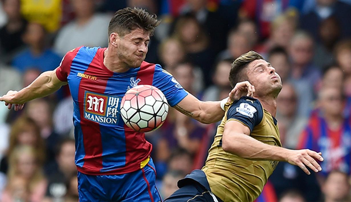 Penyerang Arsenal, Oliver Giroud duel udara dengan pemain Crystal Palace, Joel Ward pada laga Liga Inggris di Stadion Selhurst Park, Inggris, Minggu (16/8/2015). Arsenal taklukan Palace 2-1. (Reuters/Toby Melville)