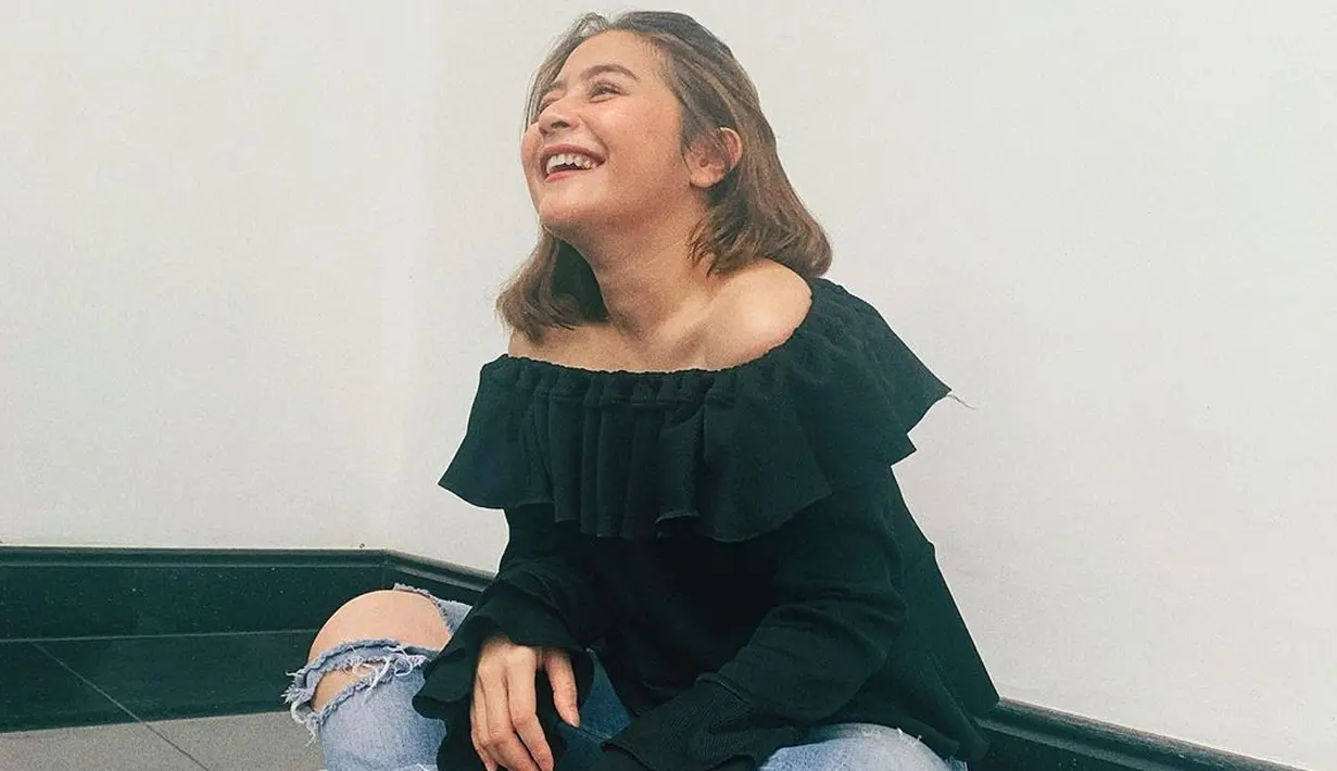 Lewat tayangan Youtube Channel Boy William, Prilly menceritakan rencananya kalau sudah menikah nanti. Perempuan cantik ini bakal meninggalkan rumah mewahnya dan ikut bersama sang suami. (Instagram/prillylatuconsina96)