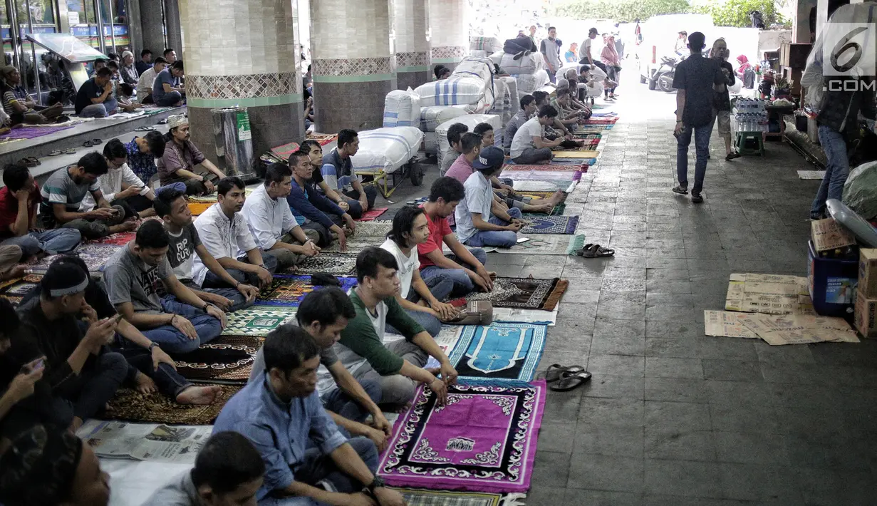Jemaah mendengarkan katib berkutbah saat melaksanakan salat Jumat di Pasar Tanah Abang, Jakarta, Jumat (10/5/2019). Area masjid yang terbatas membuat jemaah harus mengisi selasar dan lorong di area pasar untuk menjalankan salat. (Liputan6.com/Faizal Fanani)