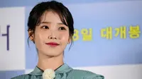 Aktris dan penyanyi Korea Selatan, Lee Ji-eun (IU), tersenyum dalam sebuah konferensi pers untuk film "Broker" di Seoul pada 31 Mei 2022. (Anthony Wallace/AFP)