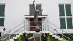 Pekerja Go Clean membersihkan patung di depan Museum Fatahillah Kota Tua, Jakarta, (22/8). Peringati HUT Kemerdekaan, mereka gelar aksi membersihkan tempat sejarah. (Liputan6.com/Yoppy Renato)