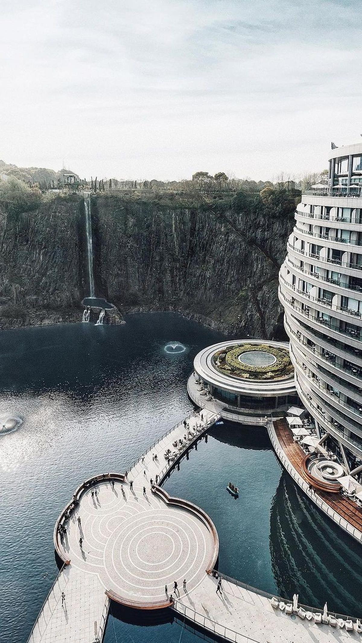 "Hotel itu dibangun di bekas pertambangan yang ditinggalkan," demikian dikutip dari keterangan video pada akun Instagram @arsikons.