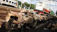 Sejumlah sepeda motor yang siap dikirim melalui kereta api di Stasiun Senen, Jakarta, Jumat (16/6). Jelang lebaran, masyarakat mulai ramai mengirim sepeda motor ke kampung halaman. (Liputan6.com/Angga Yuniar)