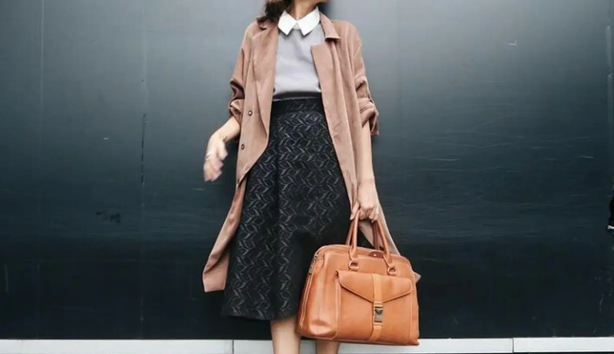 Buat ke kantor, perpaduan outfit warna cokelat, abu-abu, dan hitam tak kalah menarik. Lengkapi dengan flat shoes dan tas warna selaras. (Instagram.com/lucedaleco).