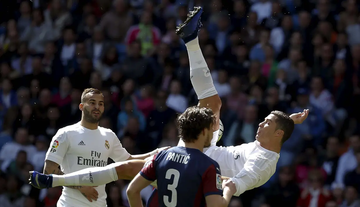 Pemain Real Madrid, Cristiano Ronaldo mencetak satu gol saat timnya menang atas Eibar pada lanjutan La Liga Spanyol di Stadion Santiago Bernabeu (9/4/2016). (REUTERS/Andrea Comas)