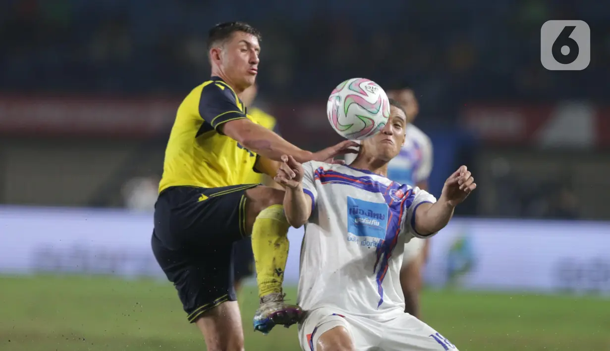 Permainan pasukan Gary Rowett ini bisa hingga kotak penalti lawan, namun operan terakhir dan penyelesaian akhir kurang berjakan baik. (Liputan6.com/Helmi Fithriansyah)