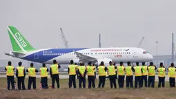 Pesawat penumpang jet C919 bersiap lepas landas pada penerbangan perdananya di Bandara Internasional Pudong, Shanghai, Jumat (5/5). Pesawat C919 itu dirancang untuk menjadi pesaing langsung Boeing 737 dan Airbus A320. (Aly Song/Pool Photo via AP)