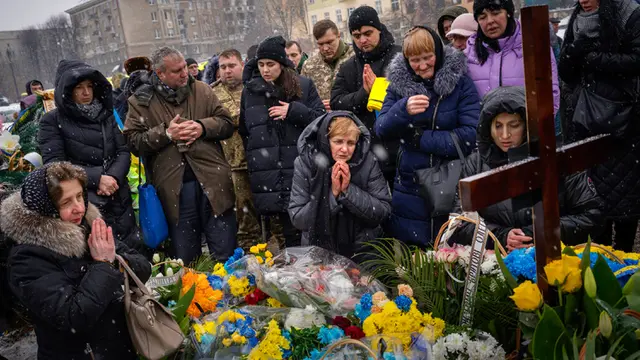 Isak Tangis Lepas Kepergian Tentara Ukraina yang Gugur di Medan Tempur