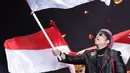 Atta Halilintar mengibarkan bendera merah putih saat membawakan lagu Anak Indonesia di atas panggung YouTube FanFest 2019 di JIExpo Kemayoran, Jakarta, Jumat (29/11/2019). (Fimela.com/Bambang E.Ros)