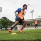 Latihan fisik yang dilakukan berupa latihan beep test. Ronaldo Kwateh dkk akan berlari bolak-balik dengan jarak total 25 km sambil mendengarkan nada beep yang diputar dengan pengeras suara. (Bola.com/Bagaskara Lazuardi)
