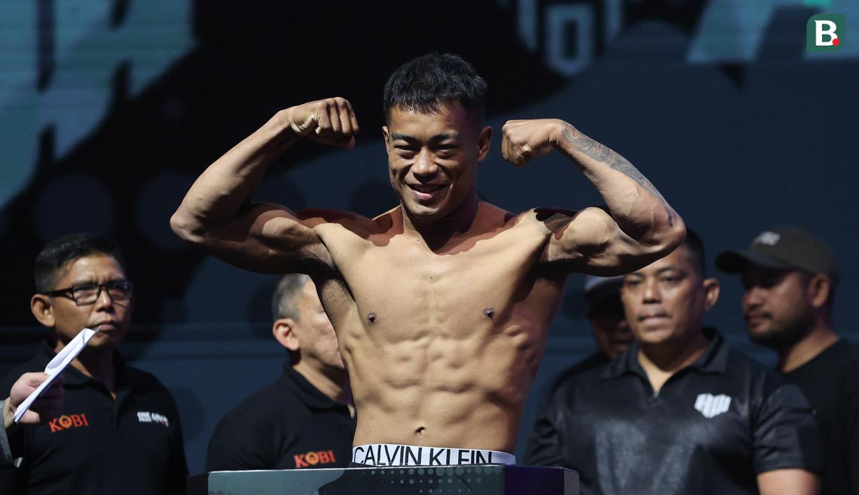 Satu di antara duel yang paling menyita perhatian adalah perebutan gelar di kelas lightweight antara Ronald Mastrana Siahaan melawan Windri Patilima. Pertarungan ini diprediksi berlangsung panas mengingat keduanya sama-sama memiliki rekor impresif di dunia MMA Indonesia. (Bola.com/M Iqbal Ichsan)