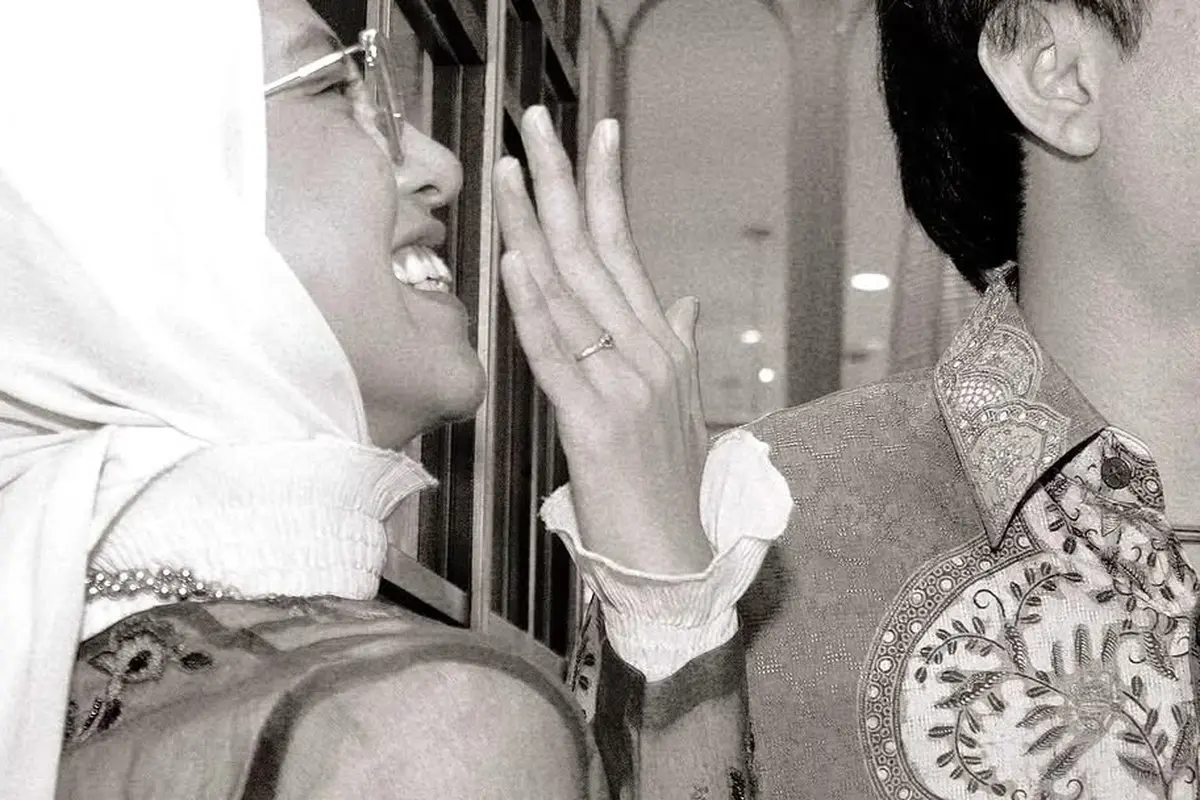 Potret Feby Putri Umumkan Pertunangan, Tampil  dengan Kebaya Payet Simpel dan Hijab Pashmina Cerah