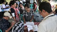 Warga antre saat mengikuti Bina Kependudukan (Biduk) di Pal Putih, Kramat, Senen, Jakarta, Rabu (10/7/2019). Biduk melayani pembuatan Kartu Indonesia Anak (KIA) serta Akta Kelahiran, dan pembaharuan KTP. (merdeka.com/Iqbal Nugroho)