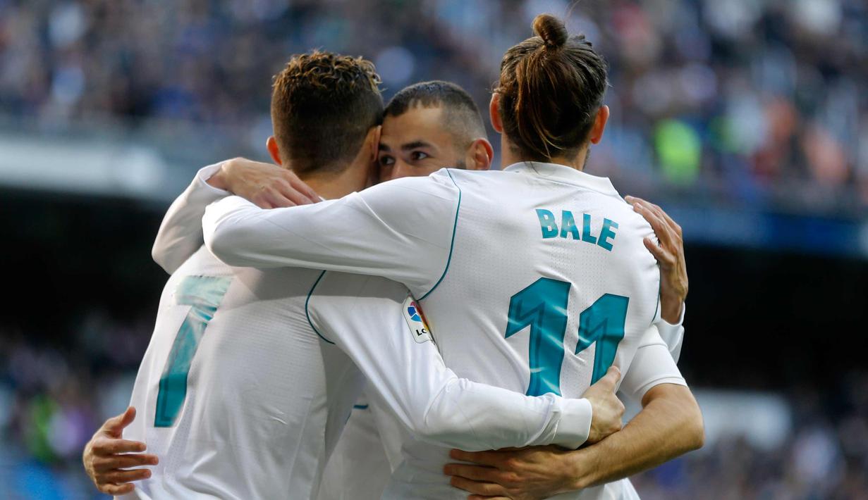 Penyerang Real Madrid, Karim Benzema (tengah) bersama rekannya Cristiano Ronaldo dan Gareth Bale melakukan selebrasi usai mencetak gol ke gawang Alaves pada La Liga Spanyol di stadion Santiago Bernabeu (24/2). Madrid menang 4-0. (AP Photo/Francisco Seco)