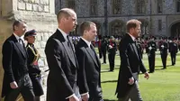 Pangeran William dan Pangeran Harry berjalan dalam prosesi di belakang peti mati Pangeran Philip, bersama anggota keluarga Kerajaan lainnya selama pemakaman Pangeran Philip Inggris di dalam Kastil Windsor di Windsor, Inggris, Sabtu (17/4/2021). (Chris Jackson / Pool via AP)