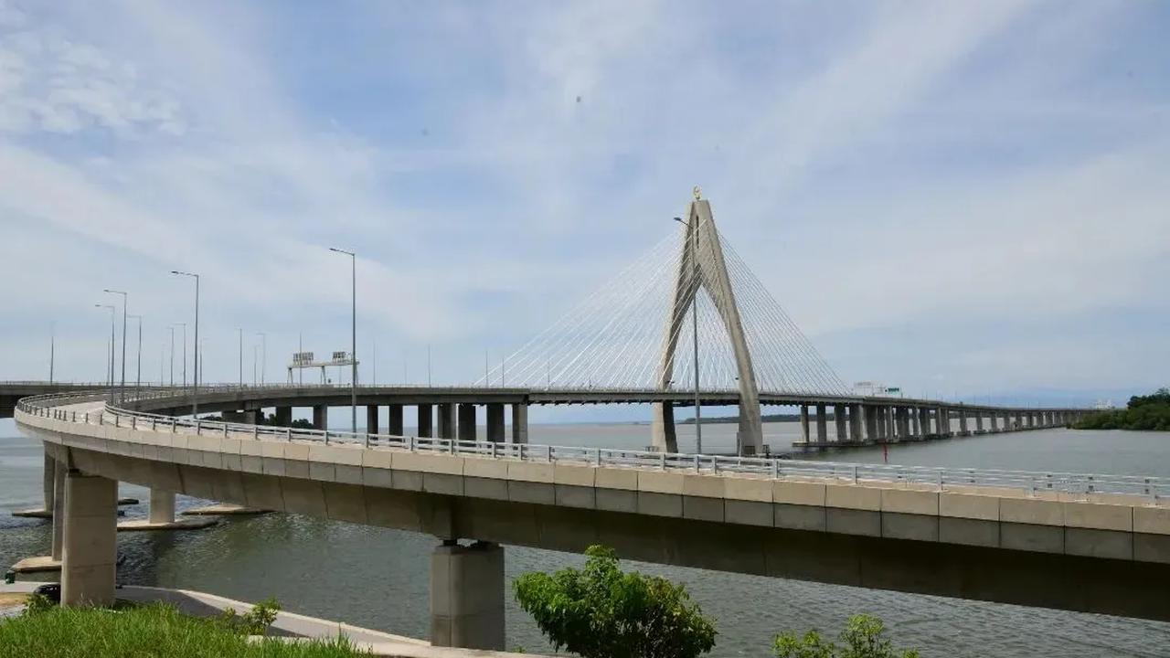 Dijelaskan bahwa jembatan tersebut membentang sejauh 30 kilometer. <br>