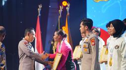 Selain personel kepolisian, Kapolri Listyo Sigit juga memberikan reward kepada 101 atlet yang meraih prestasi luar biasa di cabang olahraganya masing-masing. Menurut Sigit, ratusan atlet tersebut memiliki keinginan besar untuk bergabung ke dalam keluarga besar Korps Bhayangkara.