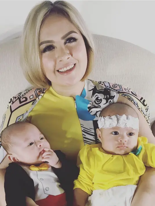 "Jadi karena mereka kondisinya prematur itu aku sama Surya jadi sedikit overprotektif. Contohnya kami memilih tempat untuk membawa mereka ke mana-mana itu lumayan pilih-pilih," kata Cynthia. (Instagram/Bintang.com)