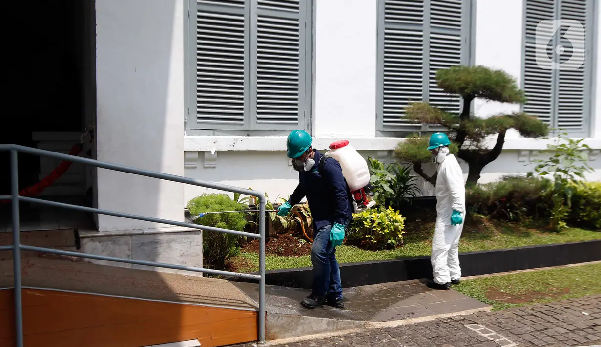 Petugas menyemprotkan cairan disinfektan di halaman luar Museum Gajah atau Museum Nasional, Jakarta Pusat, Senin (16/3/2020). Penyemprotan yang dilakukan saat museum ditutup itu sebagai upaya mencegah penyebaran wabah virus Corona (COVID-19). (Liputan6.com/Johan Tallo)