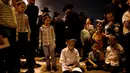 Seorang anak Yahudi Ultra-Ortodoks membaca kitab saat perayaan hari libur Yahudi Lag Ba-Omer di Shearim, Yerusalem, (25/5). Hari libur Yahudi ini terjadi pada hari ke-18 dari bulan Ibrani dari Iyar. (REUTERS/Ronen Zvulun)