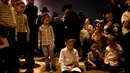 Seorang anak Yahudi Ultra-Ortodoks membaca kitab saat perayaan hari libur Yahudi Lag Ba-Omer di Shearim, Yerusalem, (25/5). Hari libur Yahudi ini terjadi pada hari ke-18 dari bulan Ibrani dari Iyar. (REUTERS/Ronen Zvulun)
