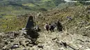 Puing-puing pesawat Hercules jenis C-130 milik TNI AU yang jatuh di kawasan Wamena, Papua, Minggu (18/12). Sebanyak 12 kru dan 1 penumpang pesawat yang dalam sebuah misi perjalanan dari Timika ke Wamena itu dipastikan tewas. (AFP PHOTO/ISLAMI ADI)
