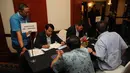 Sejumlah klub sepak bola dari berbagai daerah melakukan registrasi peserta Kongres Luar Biasa PSSI 2015 di Hotel JW Marriot, Surabaya, Jawa Timur, Jumat (17/4/2015). Kongres akan memilih Ketua Umum PSSI periode 2015-2019. (Liputan6.com/Helmi Fithriansyah)