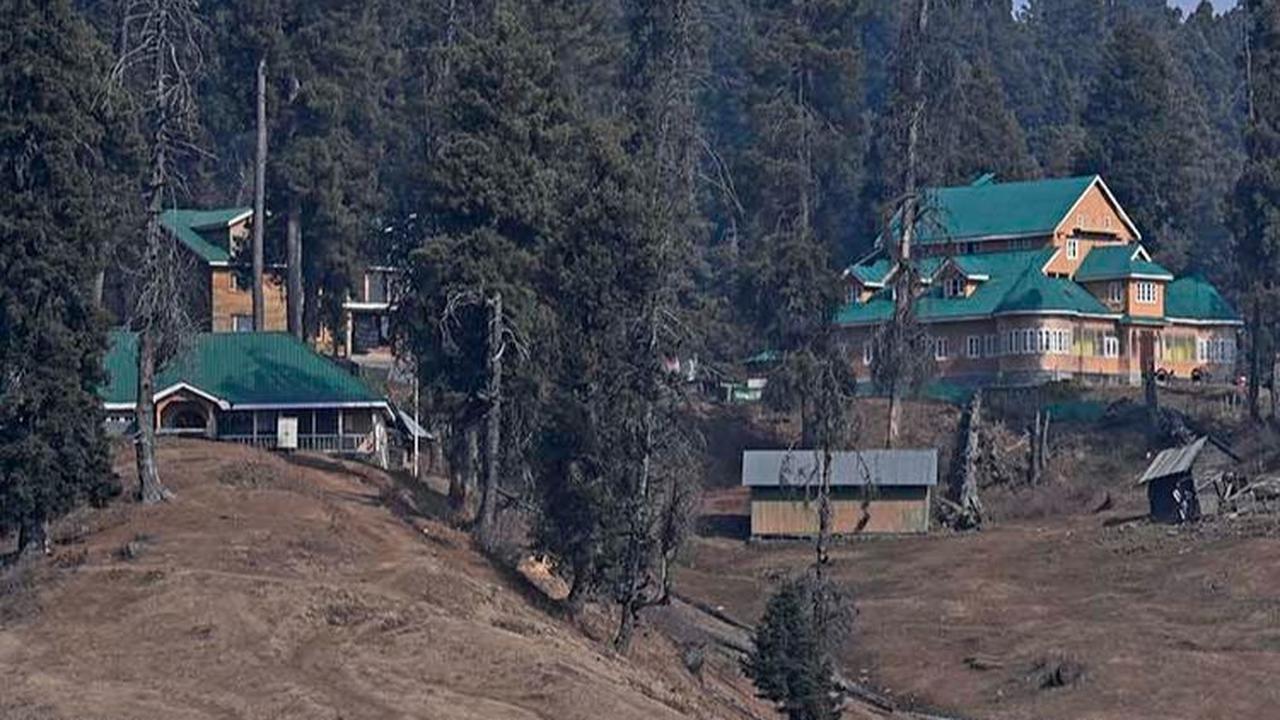 FOTO: Potret Miris Hamparan Salju Menghilang dari Resor Ski di Himalaya