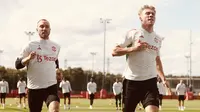 Pemain MU, Christian Eriksen (kiri), dan Rasmus Hojlund, menjalani sesi latihan ringan dengan berlari di Carrington, Jumat (15/9/2023). (X/@ManUtd)