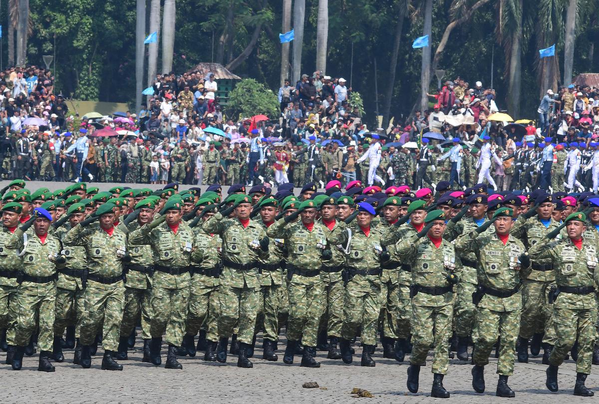 FOTO: Ribuan Warga Padati Monas Saksikan Kemegahan Parade HUT ke-80 TNI