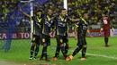 Para Pemain Sriwijaya FC merayakan gol Hilton Moreeira ke gawang Gresik United pada laga Torabika SC2016 di Stadion Tridarma Gresik, Minggu (12/6/2016).  (Bola.com/Nicklas Hanoatubun)