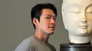 <p>Kim Woo Bin saat berada di Louvre. "Dubai 3 no Abu Dhabi," tulis aktor berusia 34 tahun itu sebagai keterangan fotonya. (Foto: Instagram/ ____kimwoobin)</p>